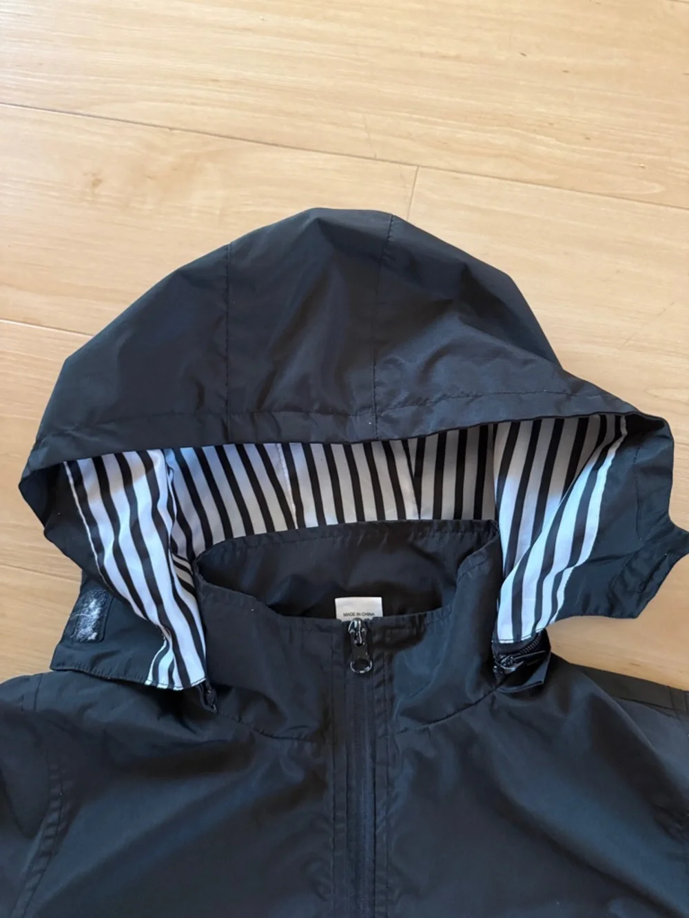 BOYS RAIN JACKET WITH DETACHABLE HOOD LIGHTWEIGHT RAINCOAT BLACK WHITE SZ SMALL